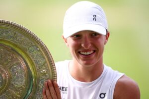 Iga Swiatek destroys Amanda Anisimova to win first Wimbledon tennis title
