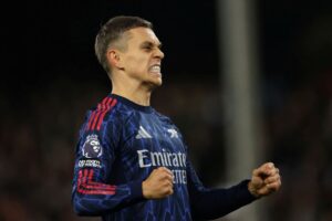 Arsenal beat Fulham to top Premier League after Man City down Everton