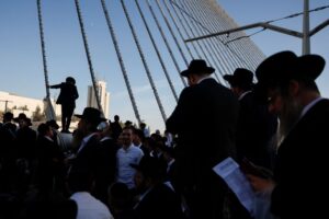 Israeli ultra-Orthodox Jews rally in Jerusalem against military service