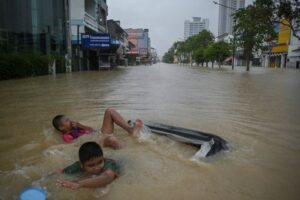 Floods kill dozens, displace thousands in southern Thailand