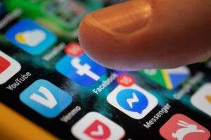 Malaysia says it will ban social media for under-16s from next year
