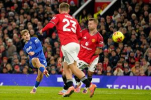 Everton beat Man Utd despite Gueye seeing red for slapping teammate