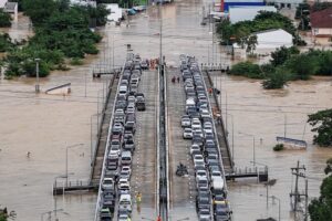 Southern Thailand floods kill 13, leave thousands stranded