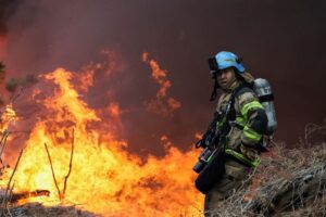 S Korean firefighters tackle huge blaze in last of Seoul’s ‘shanty towns’