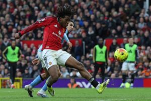 Carrick off to perfect start as United beat City 2-0 in Manchester derby