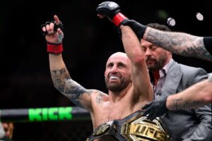 Volkanovski wins featherweight title defence against Lopes at UFC 325