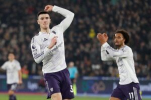 West Ham vs Man United ends in draw as Spurs lose to Newcastle