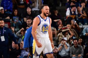 Curry scores 35 as Warriors upset Clippers to extend playoff run