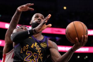 LeBron James nets 28, Lakers grab 2-0 lead on Rockets in NBA Playoff series