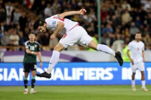 Dropped Sardar Azmoun asserts his love for Iran, backs World Cup squad
