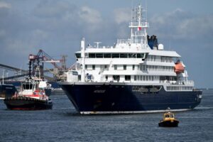 Hantavirus-hit cruise ship docks in the Netherlands