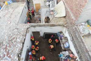 At least 14 children killed after roof of Pakistan tuition centre collapses