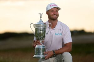 Clark wins second US Open trophy despite hecklers