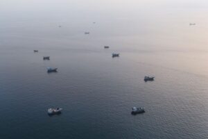 Oil prices rise as US, Iranian strikes threaten Strait of Hormuz reopening