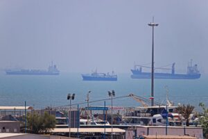 Why has the UN paused plans to evacuate sailors from the Strait of Hormuz?