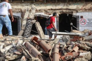 Venezuelans dig for earthquake survivors as 72-hour rescue window nears end