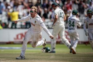 South Africa hammer Australia as Harmer takes career best bowling of 6-16